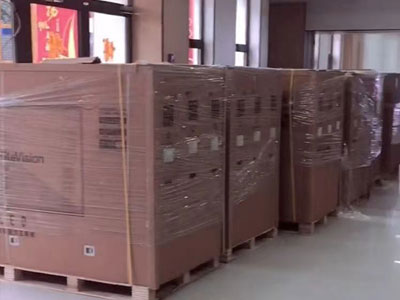 河北定州中學(xué)搬運LED黑板(圖1) 河北定州中學(xué)搬運LED黑板(圖1)