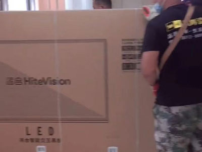 河北定州中學(xué)搬運LED黑板(圖2) 河北定州中學(xué)搬運LED黑板(圖2)